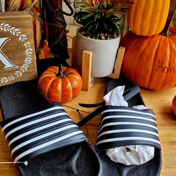 Unisex Black and White Slides - Picture 6 of 6